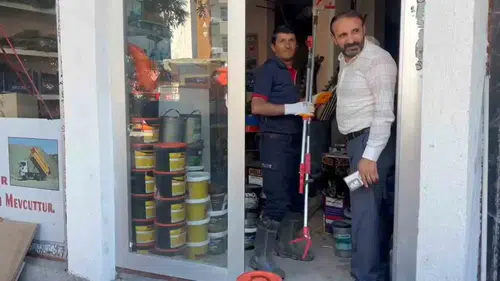 Adilcevazda bir dükkanın içine yılan girdi