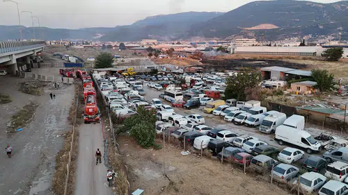 İzmir'de otopark yangını 62 araç kül oldu