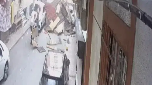 Esenler'de fırtına dehşeti Çatı saniyelerle çocukların üzerine düşmekten kurtuldu