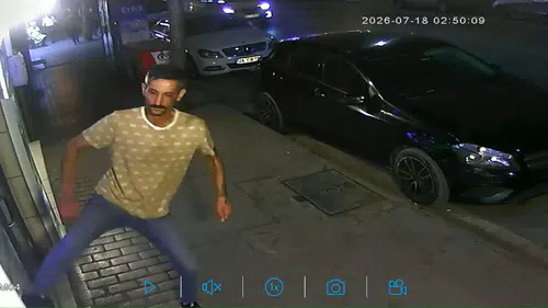 Eskişehir'de kaldırımda yürürken dükkan camını tekmeleyen saldırganı esnaf durdurdu