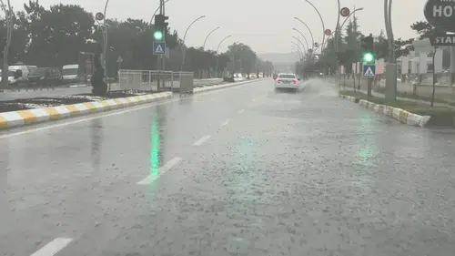Edirne’de aniden bastıran yağmur hayatı felç etti