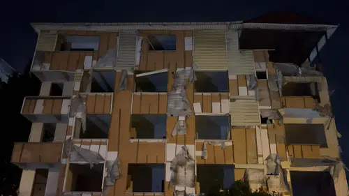 Kartal’da boşaltılan binadan gece yarısı beton parçaları döküldü
