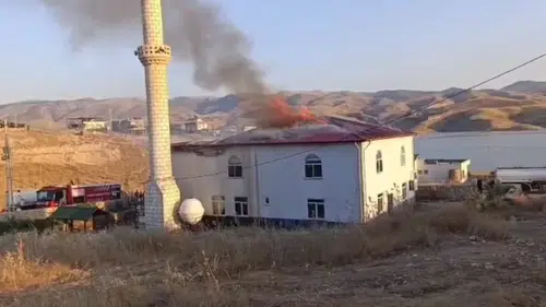 Hasankeyf köyünde cami çatısı alevlere teslim oldu