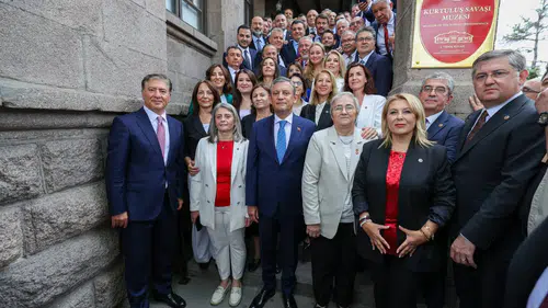 Özgür Özel rotayı değiştirdi ve partinin yeni adını duyurdu