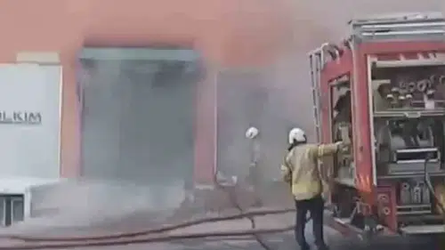 Pendik’te bir dükkanda çıkan yangın apartmanı dumana boğdu