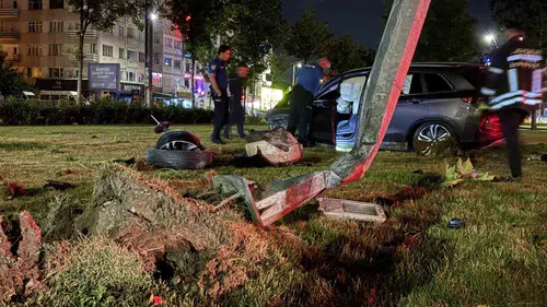 Kayseri'de kontrolden çıkan araç aydınlatma direğini devirdi