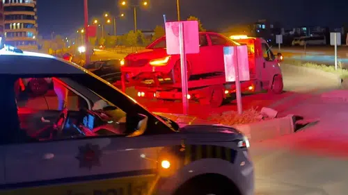 Adıyaman'da kontrolden çıkan otomobil refüje çarptı