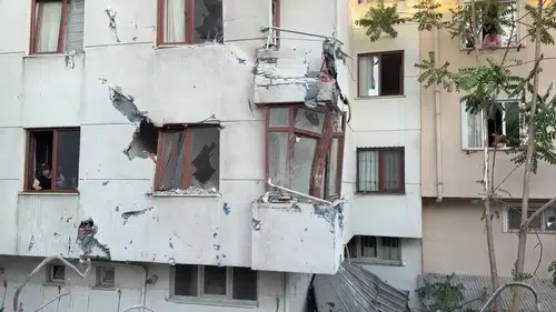 Küçükçekmece'de yıkım sırasında kaza Yan binaya çarptı