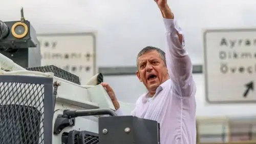 CHP'de yeni dönem hazırlığı: Özgür Özel'in kuracağı parti için imza desteği