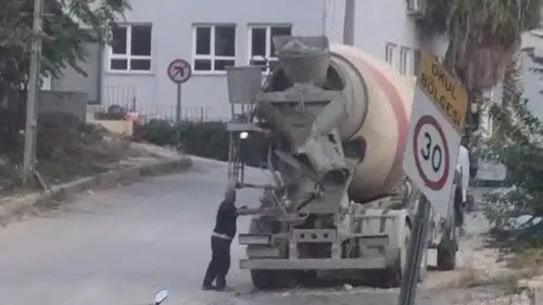 Hatay'da beton mikserinin yola saçtığı harç trafiği tehlikeye attı