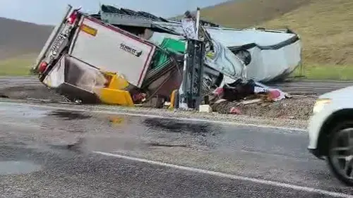 Gürün yolunda tır kazası Sürücü ağır yaralandı