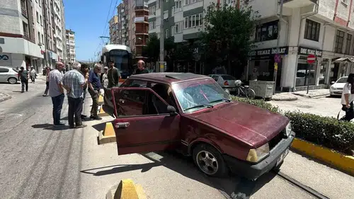 Eskişehir’de tramvay hattındaki kaza ulaşımı kilitledi