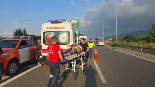 Düzce gişelerinde kaza Otomobil bariyerlere ok gibi saplandı