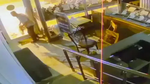 Adana'da yaşlı hırsız imitasyon takıları çalarak kayıplara karıştı