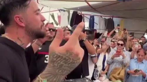 Mahmut Orhan pazar tezgahında dünya müziği çaldı