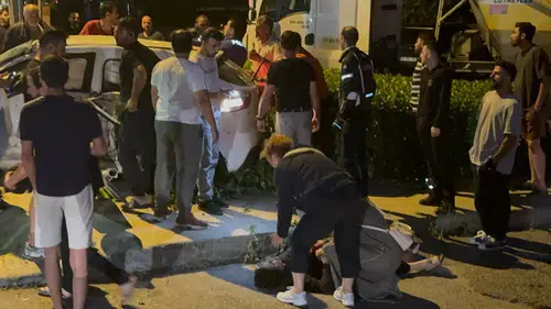Ümraniye’de gece vakti kamyon ve otomobil çarpıştı