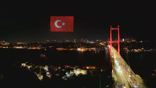 15 Temmuz anması için köprüde dronlar gökyüzünü süsledi