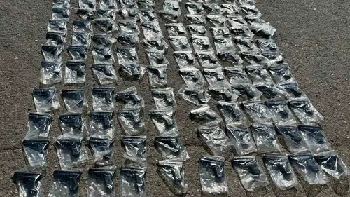 Tuzla’da durdurulan otobüsün gizli bölmesinden 120 tabanca çıktı