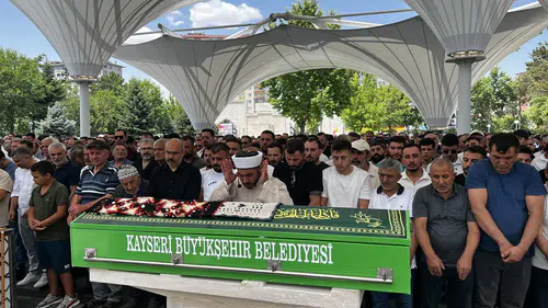 Kayseri'de düğün konvoyu kazasında hayatını kaybeden genç anne defnedildi