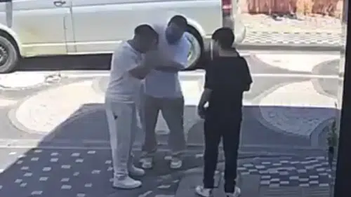 Keşan'da kuaförün 12 yaşındaki çırağını sokak ortasında dövdüğü anlar kamerada