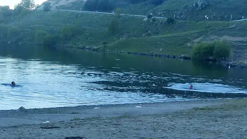 Kavurucu sıcaklar Ardahan gençlerini Çıldır Gölü’ne taşıdı