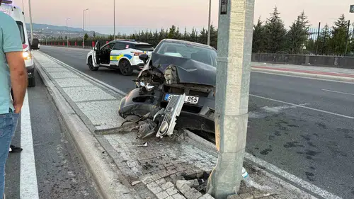 Kayseri’de direksiyon hakimiyeti kaybolunca araç direğe saplandı