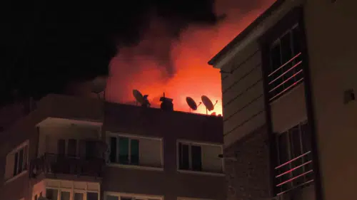 Denizli’de çatı yangınına hortumla müdahale eden vatandaş yürekleri ağza getirdi