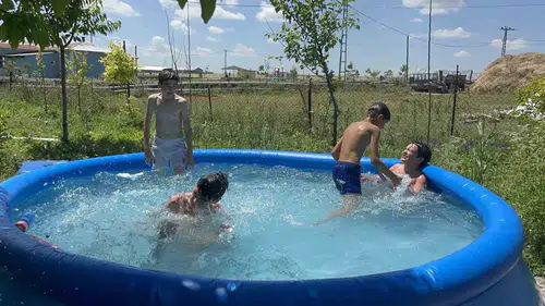 Karslı çocuklar harçlıklarını birleştirip kendi havuzlarını kurdu