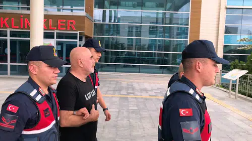 Yönetmen Ezel Akay uyuşturucu operasyonu kapsamında adliyeye sevk edildi