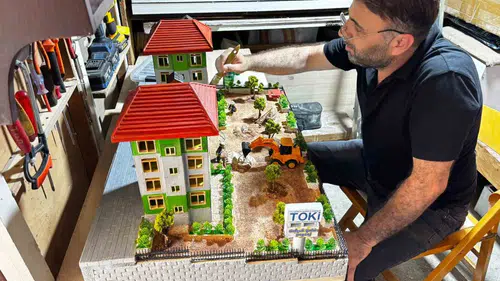 Depremle yıkılan şehrin minyatürünü yaparak Bakan Kurum'a hediye etmek istiyor