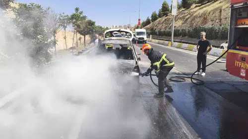 Mardin yolunda seyir halindeki araç küle döndü
