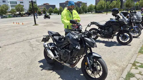 Sıcak havada motosiklet sürerken ekipmanlarınızı sakın çıkarmayın