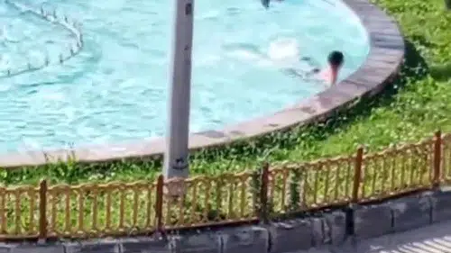 Erzurum sıcağında süs havuzuna giren çocukların tehlikeli serinliği