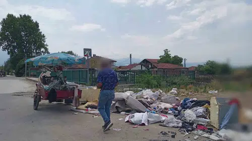 Düzce'de çöpünü sokağa atan şahsa zabıta engeli