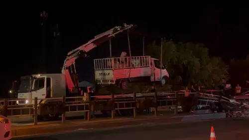 Niğde’de zincirleme kaza Aydınlatma direği araçların üzerine devrildi