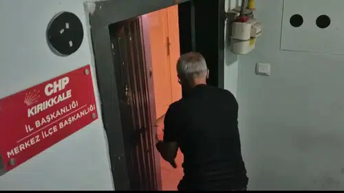 devir teslim şoku: Yeni başkan binaya bakın nasıl girebildi