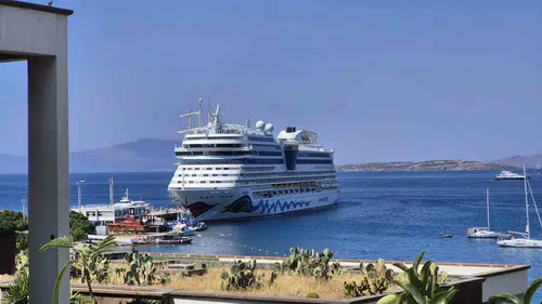 Bodrum limanına üç dev gemiyle binlerce turist akın etti