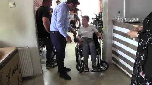 Siirtli engellilerin ulaşım engeli hayırsever desteğiyle kalktı