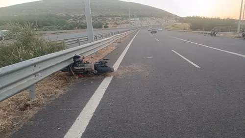 İzmir'de motosiklet eğitmeni bariyerlere çarptı