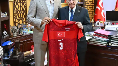 Merih Demiral formasını Bahçeli’ye hediye etti