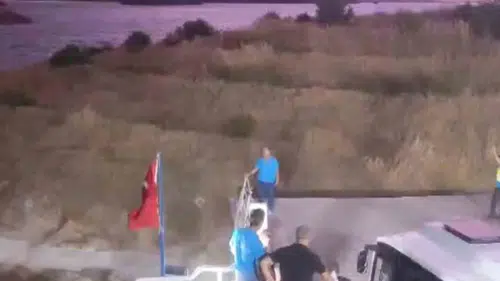 Elazığ’da fırtına feribot seferlerini zorladı