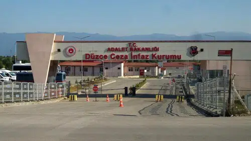 Jandarma kılığındaki dolandırıcılar yaşlı adamın altınlarını çaldı