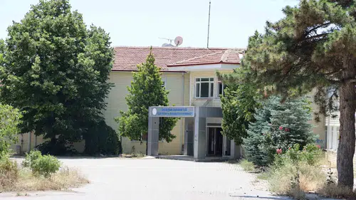 Kırşehir’de boş kalan hastane binası vandalların hedefi oldu