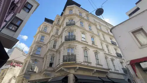 Beyoğlu’nda otelde çalışan genç kadın terastan düşerek yaşamını yitirdi