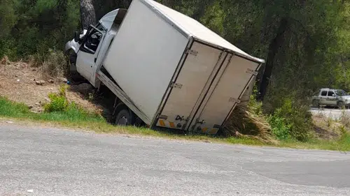 Alanya'da direksiyon hakimiyetini kaybeden sürücü ağaca çarptı