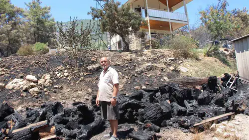 Emekli itfaiyeci alevlerin arasında evini tek başına kurtardı