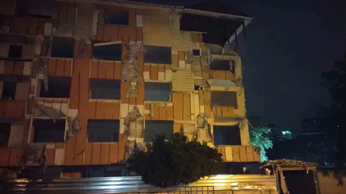 Kartal'da terk edilmiş binanın balkonu caddeye yıkıldı