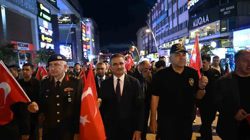 Erzurum sokaklarında 107 yılın bağımsızlık ateşi yandı