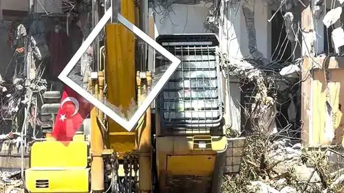 Pendik’te yıkım sırasında duyarlı operatör bayrağı korumaya aldı