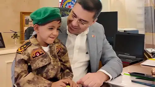 Helikoptere bayrak sallayan çocuğa emniyetten sürpriz hediye